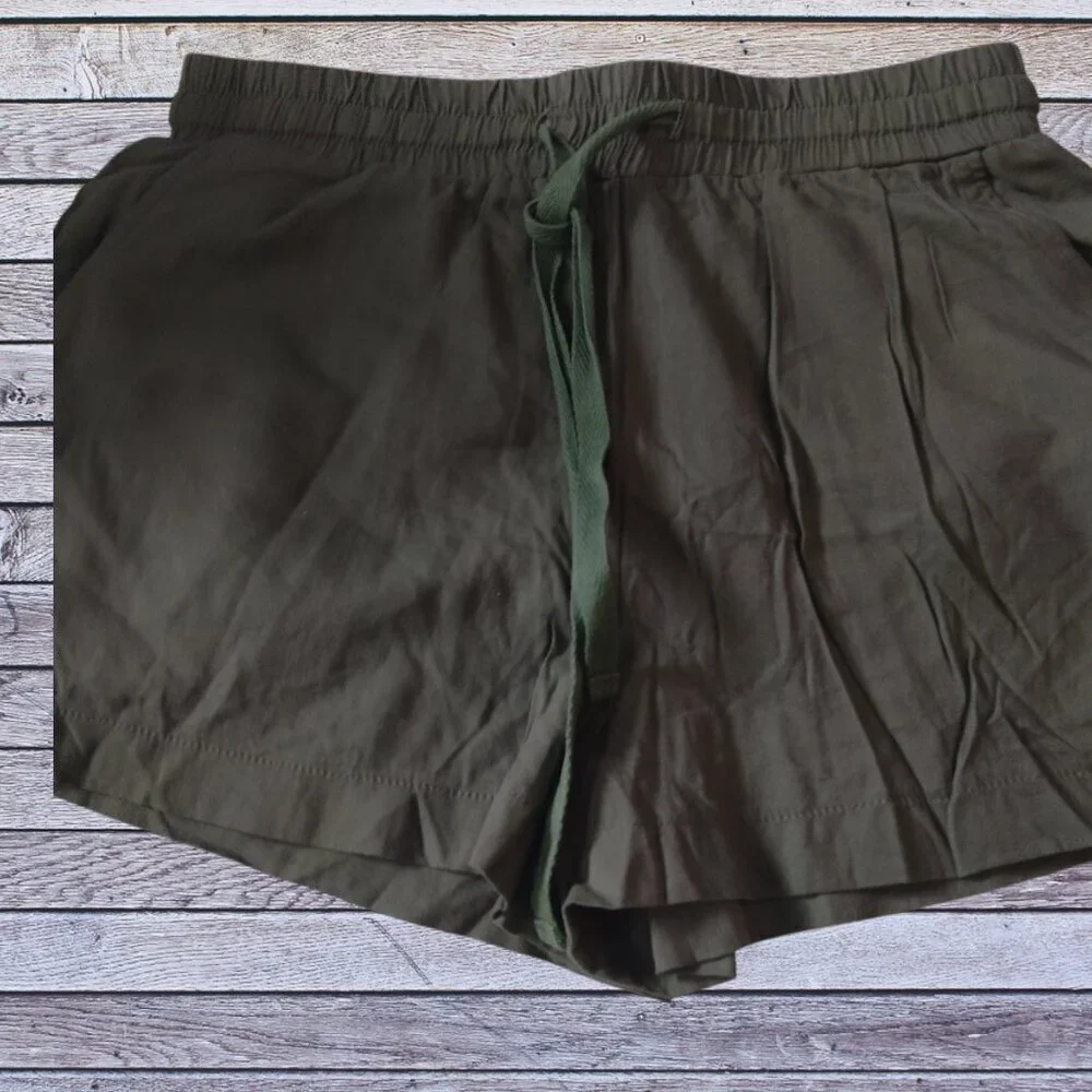 Forever 21  Size Small Green Elastic Waist Drawstring Shorts Pockets Pull On